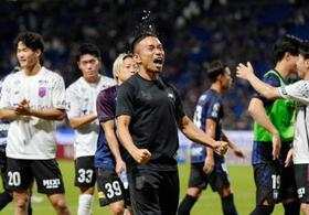 　Ｇ大阪に勝利し、誕生日を祝福されるＦＣ東京・長友（手前）＝パナスタ