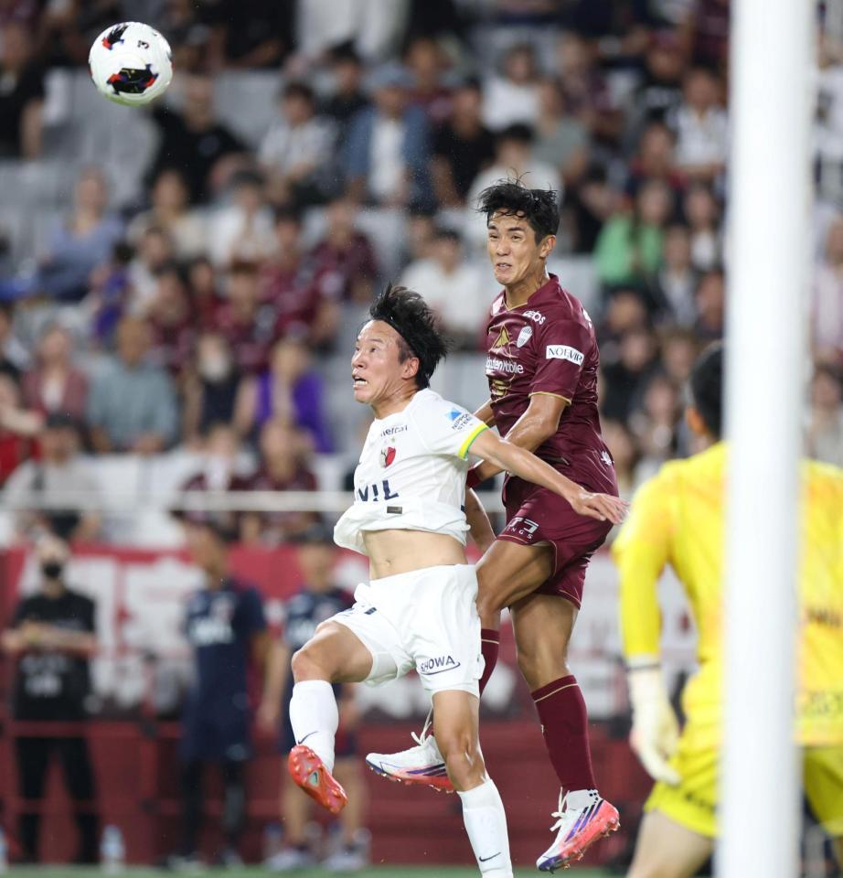 前半、競り合う武藤（右）＝撮影・中田匡峻