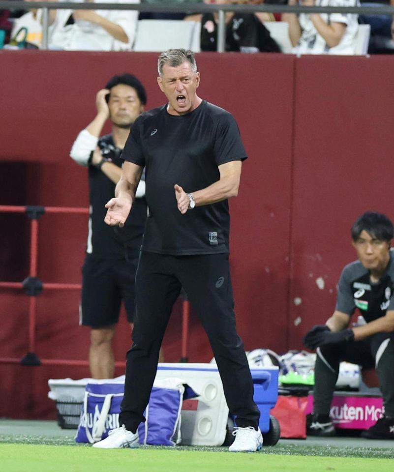 前半、鼓舞するミヒャエル・スキッベ監督（撮影・中田匡峻）