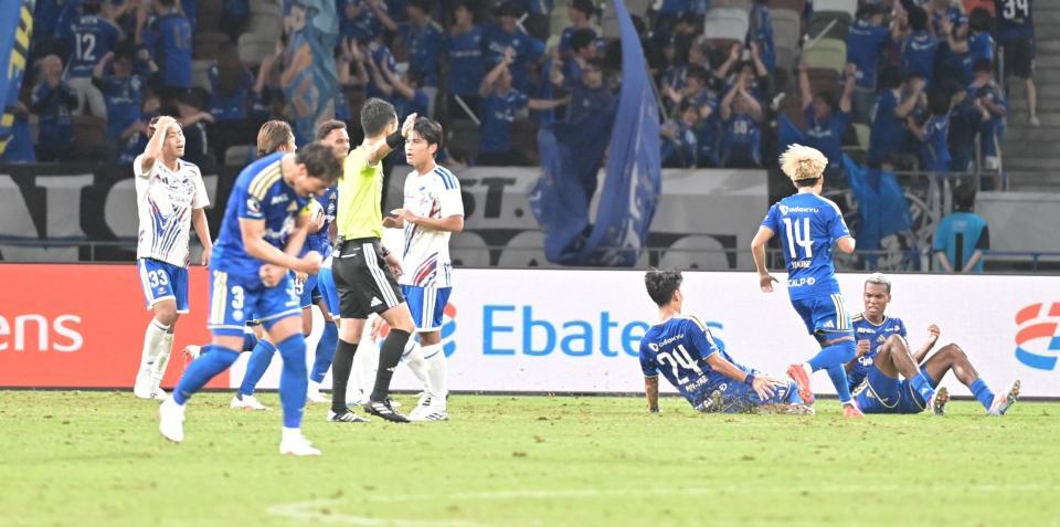 後半、同点に追いつくゴールを決めた町田・望月ヘンリー海輝（右）に駆け寄るイレブンとガックリの横浜Ｍイレブン（撮影・持木克友）