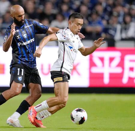 　前半、競り合うＧ大阪・ジェバリ（左）とＦＣ東京・長友
