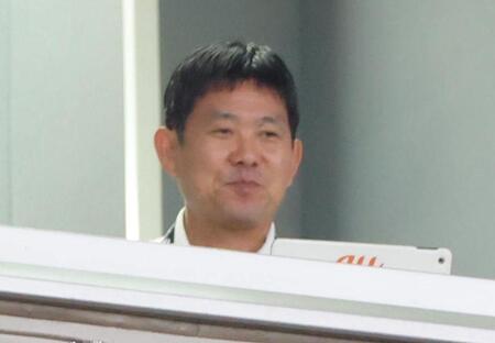 視察する森保監督（撮影・吉澤敬太）