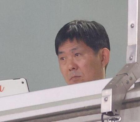 視察する日本代表・森保一監督（撮影・吉澤敬太）