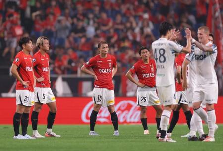 試合終了間際に岡山・立田悠悟（背番号４８）に決勝点を奪われ、敗れた浦和イレブン（撮影・吉澤敬太）