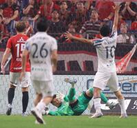 後半、岡山・立田悠悟のシュートを浦和ＧＫ・福井光輝（中央）が懸命に掻き出すも、ゴールとなる＝埼玉スタジアム（撮影・吉澤敬太）