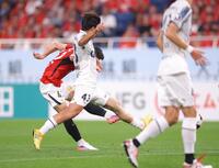 前半、同点ゴールを決める浦和・南野遥海（左奥）＝撮影・吉澤敬太