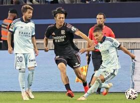 　パリＦＣ戦の後半、プレーするリヨンの中村敬（中央）＝パリ（共同）