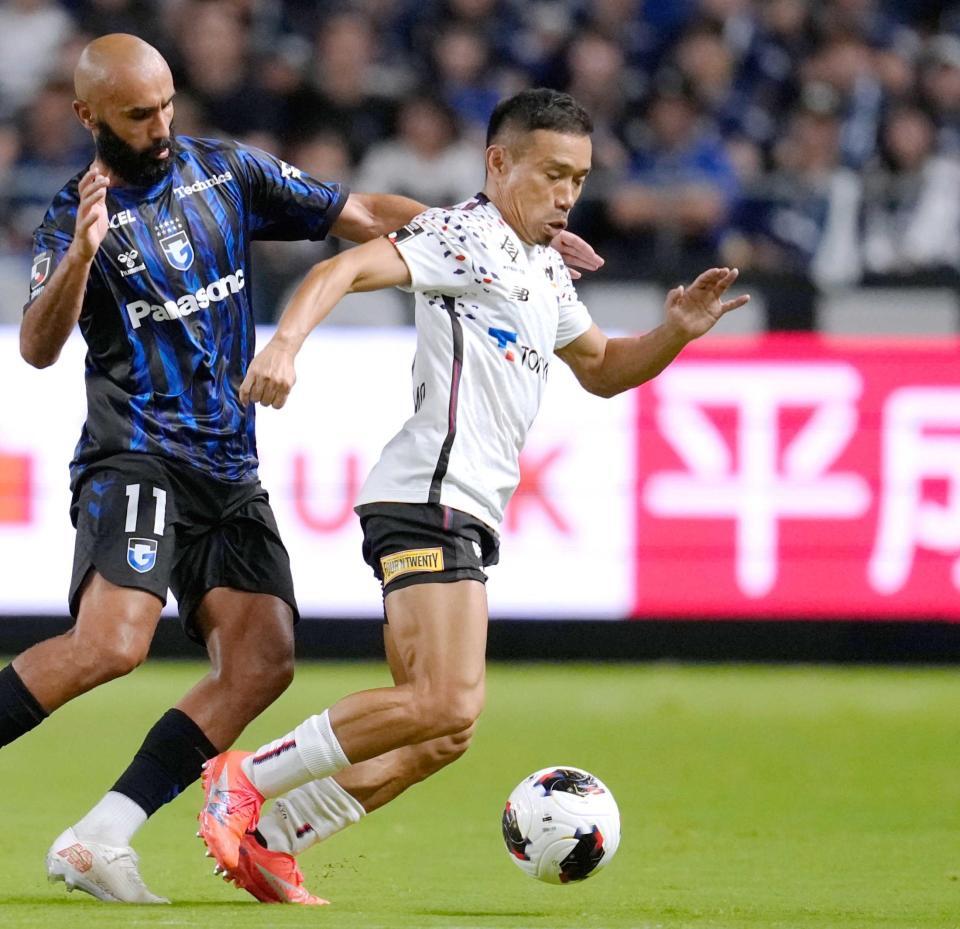 　前半、競り合うＧ大阪・ジェバリ（左）とＦＣ東京・長友