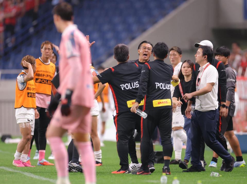 後半ＡＴ、岡山に負傷者が出た際、激しく言い争う岡山（奥）と浦和（手前）の両ベンチスタッフら（撮影・吉澤敬太）