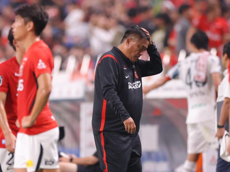 試合終了間際の決勝点を決められ敗れた浦和・曺貴裁監督（中央）＝撮影・吉澤敬太