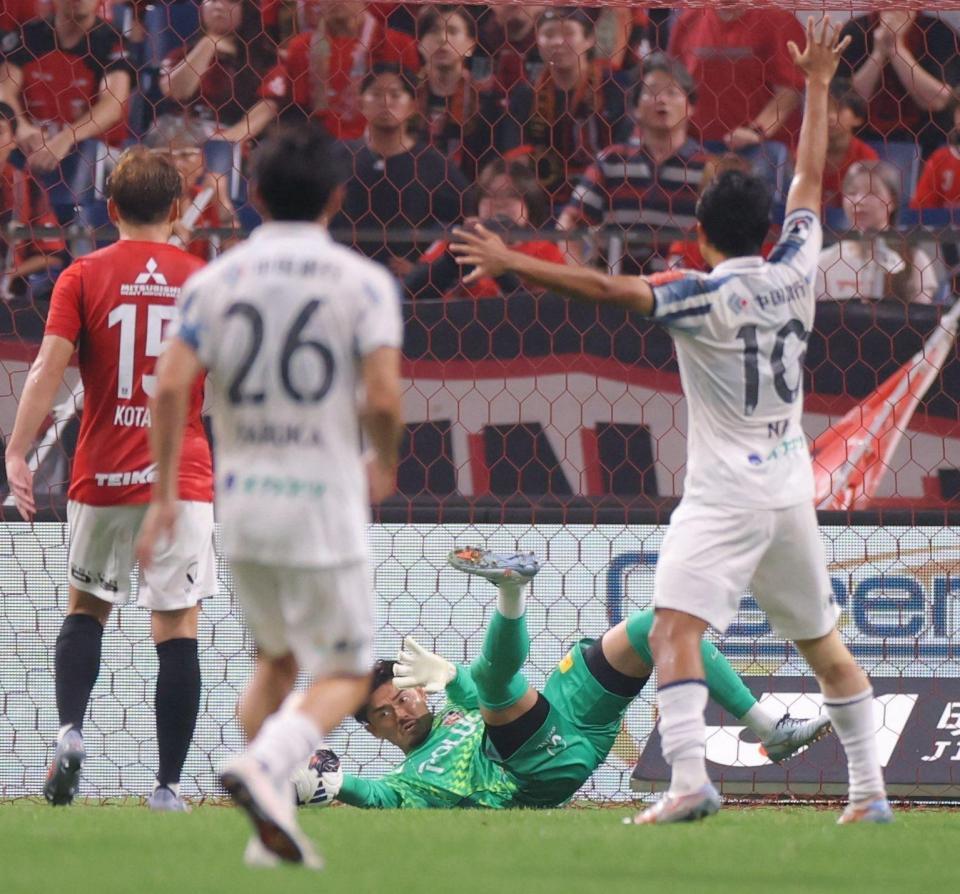 後半、岡山・立田悠悟のシュートを浦和ＧＫ・福井光輝（中央）が懸命に掻き出すも、ゴールとなる＝埼玉スタジアム（撮影・吉澤敬太）