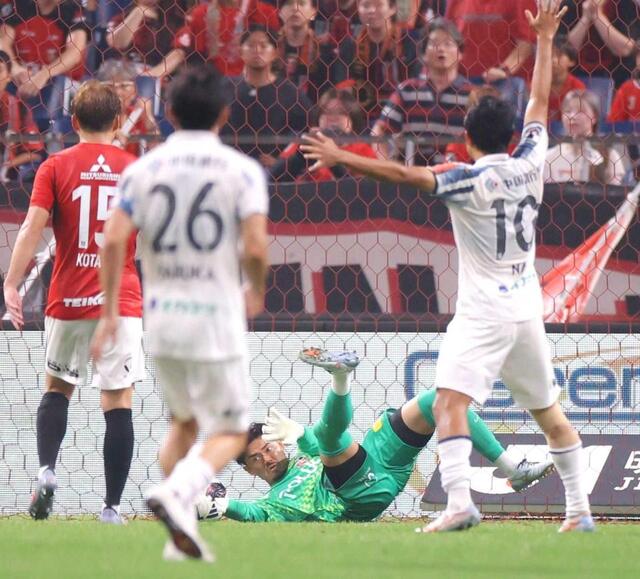 　後半、立田のシュートを浦和のＧＫ福井（中央）が懸命にかき出すも、ゴールとなる（撮影・吉澤敬太）