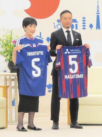 小池百合子都知事（左）を表敬訪問したＦＣ東京のＤＦ長友佑都