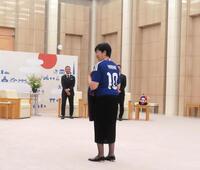 サムライブルーの「ＹＵＲＩＫＯ」ユニホームを着用して登場した小池百合子都知事