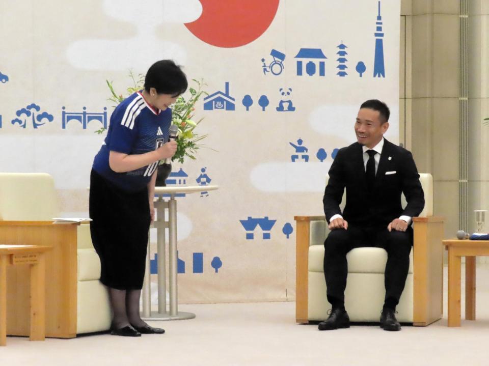 小池百合子都知事のあいさつで「マンマミーア」が飛び出し思わず笑顔を浮かべる長友佑都