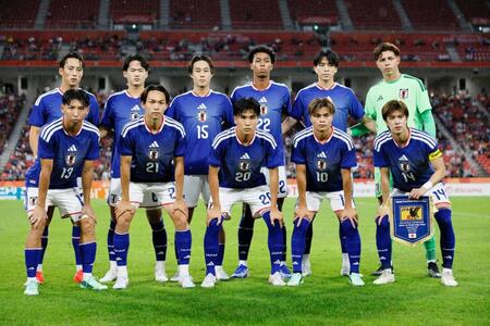 香港戦に臨む日本イレブン。（前列左から）古谷、佐藤、石橋、石井、大関、（後列左から）保田、永野、森、岡部、道脇、ＧＫピサノ
