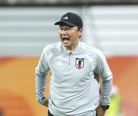 日本－香港　後半、選手に指示を出す大岩監督