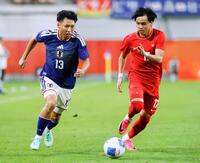 日本－香港　前半、競り合う古谷（左）
