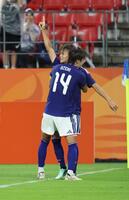 日本－香港　前半、ゴールを決め大関（１４）と喜ぶ石井