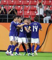 日本－香港　前半、先制ゴールを決め喜ぶ石井（右から２人目）ら