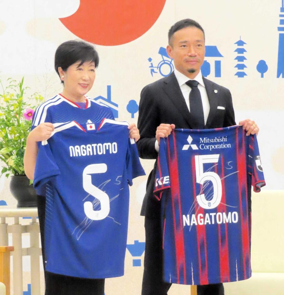 小池都知事（左）を表敬訪問したＦＣ東京・長友