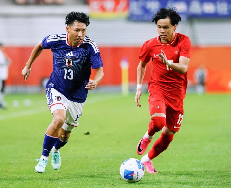 日本－香港　前半、競り合う古谷（左）