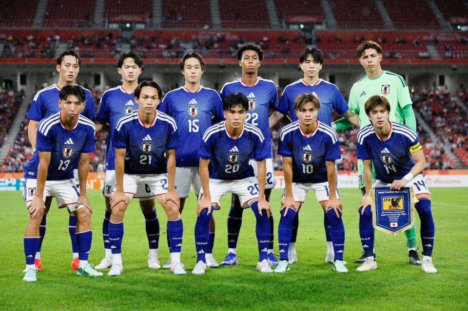香港戦に臨む日本イレブン。（前列左から）古谷、佐藤、石橋、石井、大関、（後列左から）保田、永野、森、岡部、道脇、ＧＫピサノ