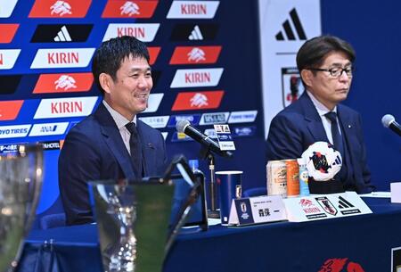 笑顔で質問に答えるサッカー日本代表の森保一監督（左）。右は日本サッカー協会の山本昌邦ナショナルチームダイレクター（撮影・開出牧）