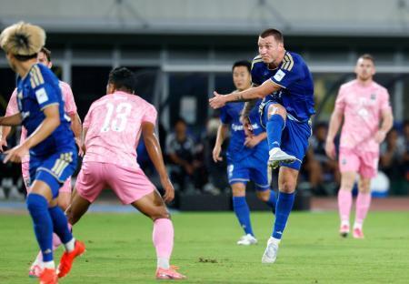 　町田-スバイリエン　前半、先制ゴールを決める町田・デューク（右手前）＝Ｇスタ
