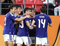 　前半、先制ゴールを決め喜ぶ石井（右から２人目）ら