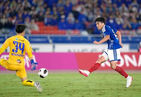 　後半、ゴールを狙う横浜Ｍ・谷村