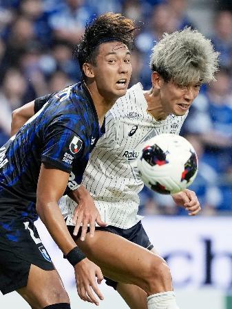　Ｇ大阪-神戸　前半、競り合うＧ大阪・福岡（左）と神戸・大迫＝パナスタ