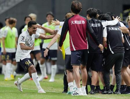 　後半、決勝ゴールを決め、喜ぶエリキ（左端）ら神戸イレブン