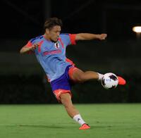調整する松木玖生（撮影・石井剣太郎）