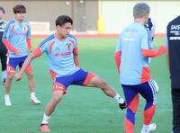 調整する松木玖生（中央左）＝撮影・石井剣太郎