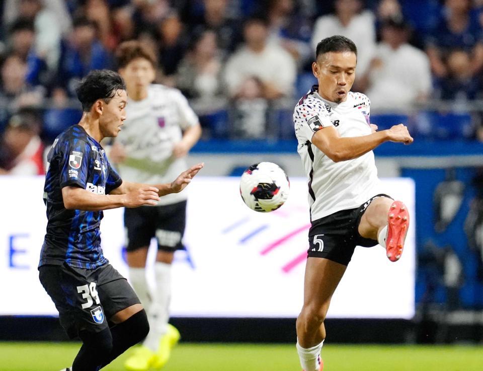 Ｇ大阪戦でプレーするＦＣ東京・長友（右）＝１２日