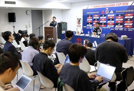 ウルグアイ戦を前に記者会見する森保監督（右）