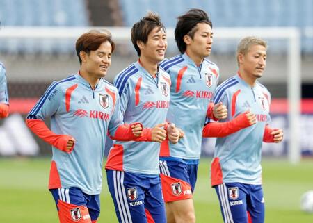 ウルグアイ戦に向け最終調整する（左から）久保、鎌田ら