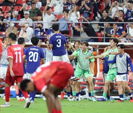 日本－タイ　後半、チーム２点目のゴールを決めた小杉（３）を祝福する日本イレブン