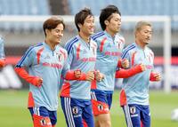 ウルグアイ戦に向け最終調整する（左から）久保、鎌田ら