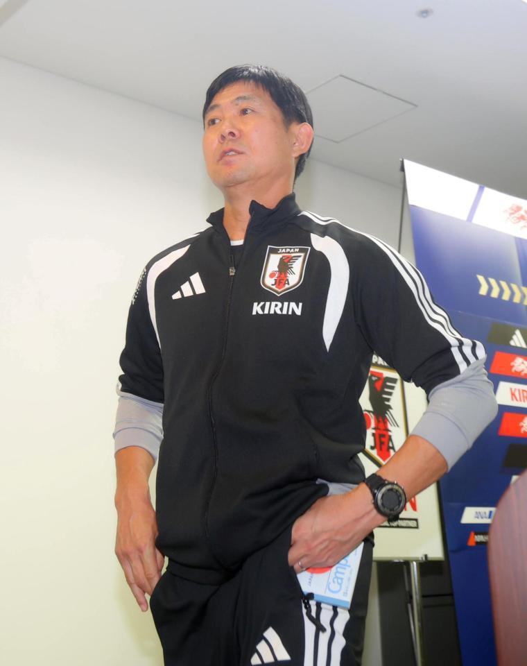退席する森保一監督（撮影・石井剣太郎）