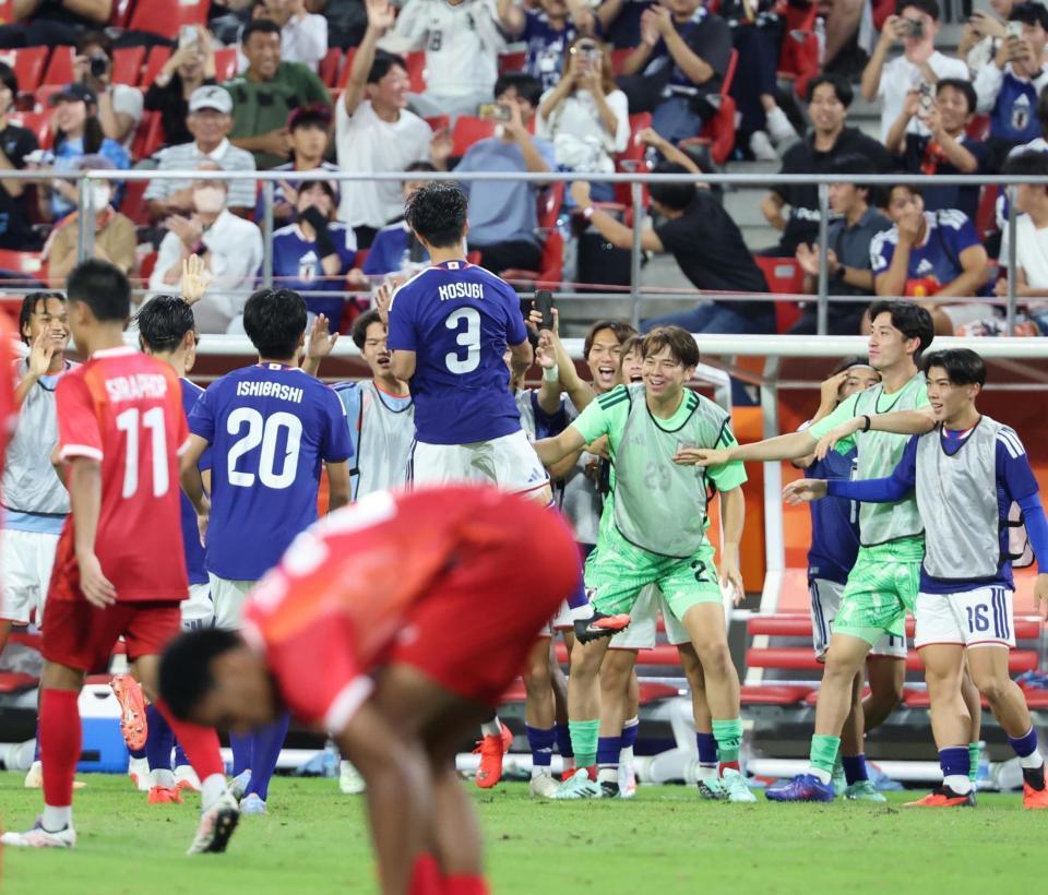 日本－タイ　後半、チーム２点目のゴールを決めた小杉（３）を祝福する日本イレブン