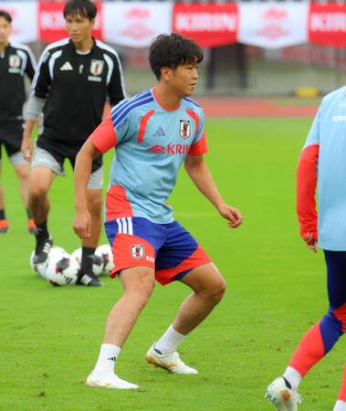 　調整する谷村（撮影・石井剣太郎）