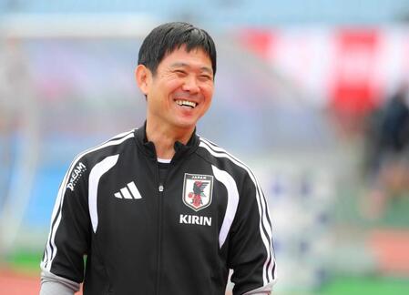 　練習前、笑顔を見せる森保監督