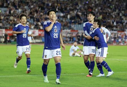 後半、勝ち越しゴールを決め喜ぶ塩貝（左から２人目）ら