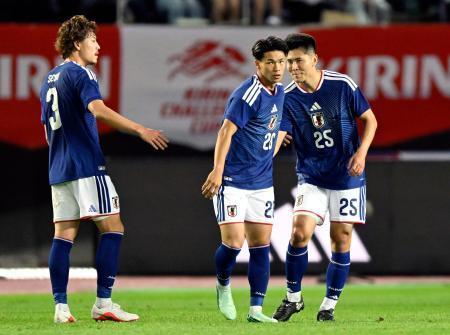 　日本-ウルグアイ　試合終了間際、チーム２点目のゴールを決め祝福される塩貝（中央）＝キューアンドエースタジアムみやぎ