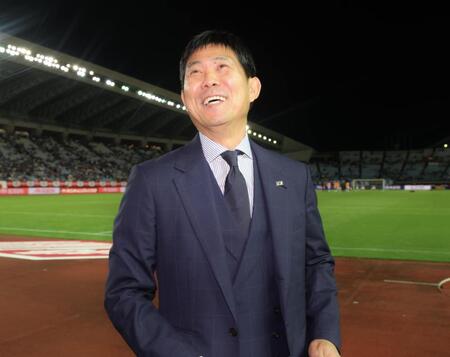 歓声に笑顔を見せる森保監督