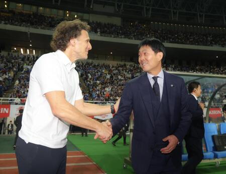 試合前に握手を交わすウルグアイのフォルラン監督（左）と森保一監督