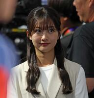 サッカー北中米Ｗ杯３カ国大会、日本代表練習を見つめるフジテレビ原田葵アナウンサー＝６月１７日
