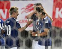 日本－ウルグアイ　前半、ゴールを決め喜ぶ松木（右）